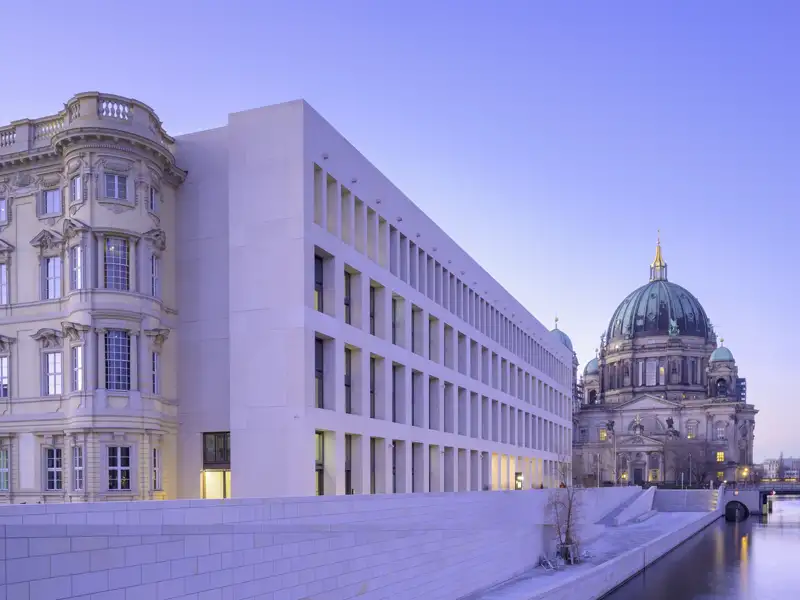 Bewundern Sie die moderne Architektur in Berlin mit dem Berliner Dom im Hintergrund auf Ihrer Silvesterreise.