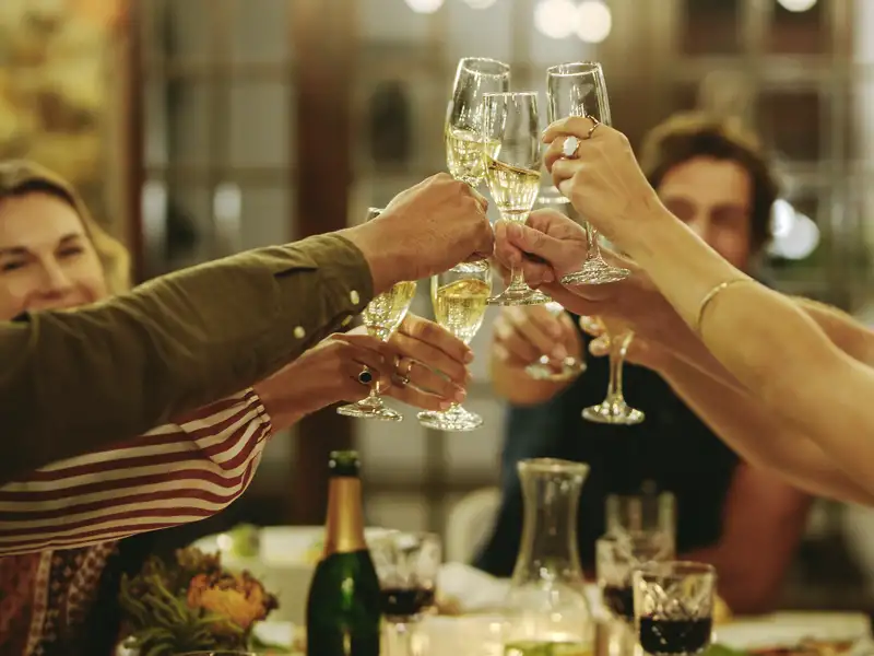Stoßen wir gemeinsam als Gruppe bei einem Silvester-Dinner mit Sekt auf das neu Jahr an!