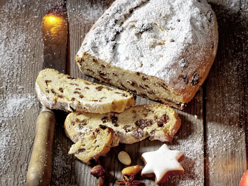Probieren Sie klassichen Christstollen mit Puderzucker und Rosinen auf Ihrer Silvesterreise nach Dresden.