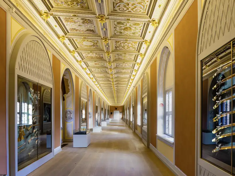 Schlendern Sie den langen Gang der Gewehrgallerie auf Ihrer Eventreise entlang.