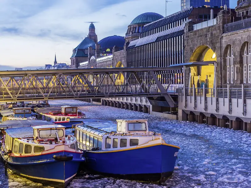 Genießen Sie auf Ihrer Gruppenreise die winterliche Stimmung an den Landungsbrücken im Hafen Hamburg.