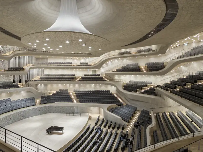 Erleben Sie legendäre Akustik im Großen Saal der Elbphilharmonie auf Ihrer Silvesterreise nach Hamburg.