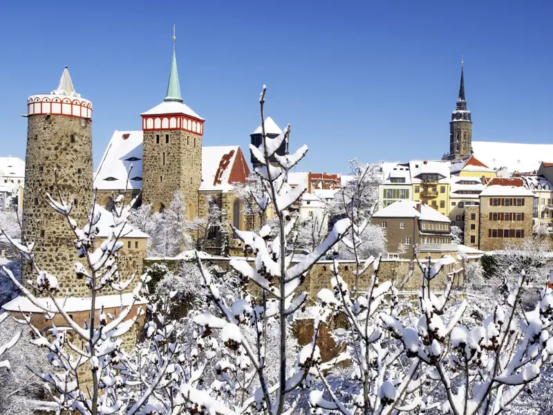 Genießen Sie die verschneite Stadtlandschaft von Bautzen auf Ihrer Weihnachtsreise.