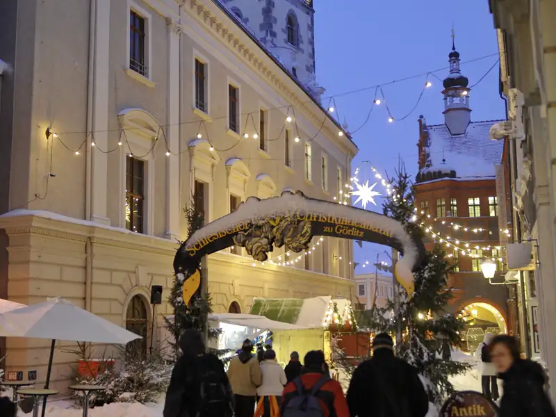 Lassen Sie die weihnachtliche Atmosphäre des Schlesischen Christkindelmarktes in der wunderschönen Altstadt von Görlitz auf Ihrer Silvesterreise auf sich wirken.