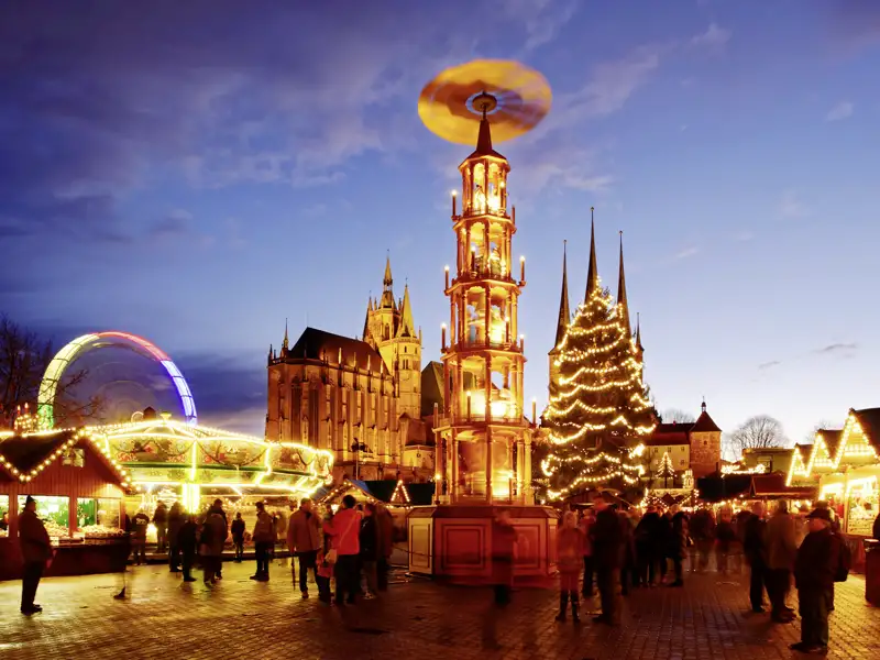 Gemeinsam in der Gruppe schlendern wir auf unserer Silvesterreise über den Weihnachtsmarkt in Erfurt.