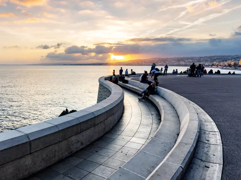 An der Strandpromenade in Nizza eröffnen sich zu jeder Jahreszeit spektakuläre Blicke auf das Mittelmeer. Auf Ihrer Silvester-Reise verbringen wir magische Abendstunden an der Côte d'Azur.