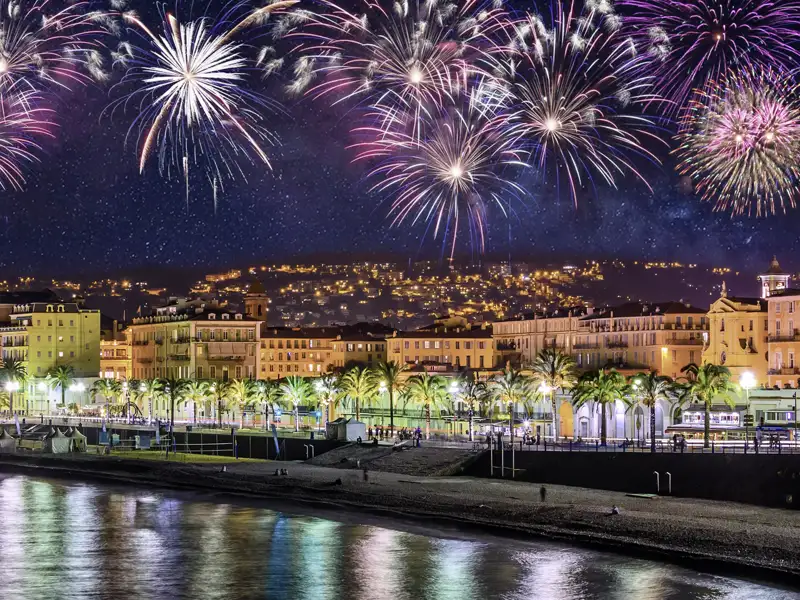 Auf unserer Eventreise für Gruppen beginnt das neue Jahr mit einem Feuerwerk über der Promenade des Anglais in Nizza.