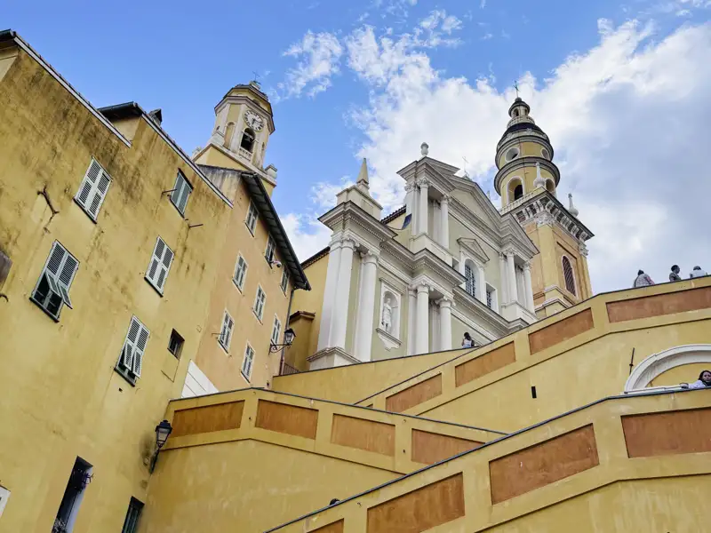 Auf Ihrer Silvester-Reise können Sie die beeindruckende Architektur der Saint-Michel-Archange Kirche in Menton an der Côte d'Azur bewundern.
