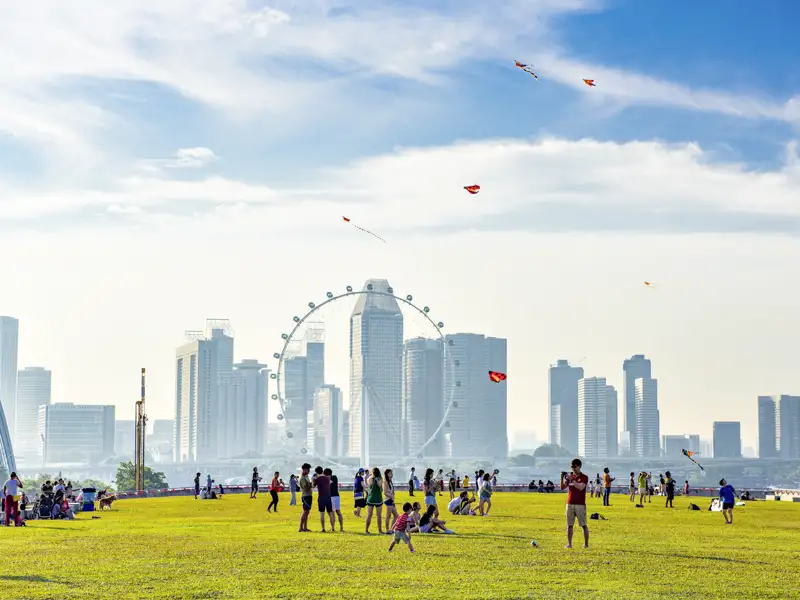 Auf unserer Eventreise in Singapur genießen wir die frische Luft in einem Park mit direktem Blick auf den Singapore Flyer - Eines der größten Riesenräder der Welt