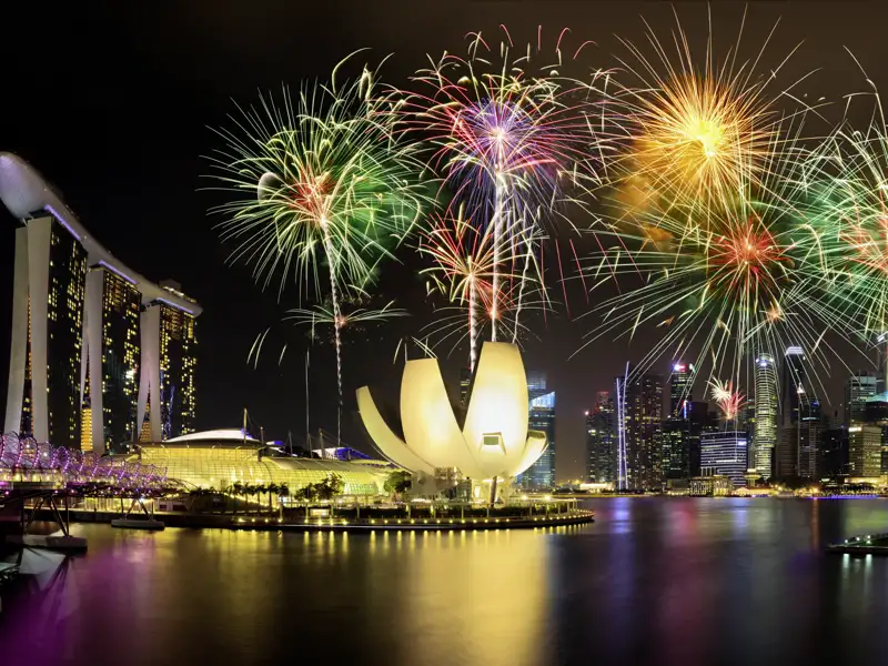 Mit einem bunten Feuerwerk, direkt an der Skyline von Singapur, starten wir auf unserer Eventreise perfekt in das neue Jahr