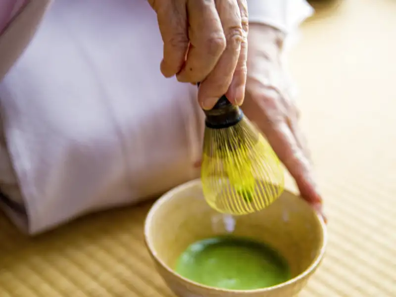 Zu einem besonders schönen Erlebnis unserer Studienreise in kleiner Gruppe durch Japan gehört eine traditionelle Teezeremonie, bei der wir lernen, wie man das japanische Grünteepulver richtig zubereitet