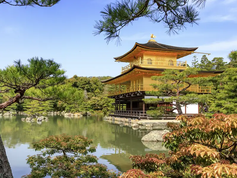 Ein Höhepunkt dieser Silvesterreise nach Japan ist der Besuch des berühmten Goldenen Pavillons in Kyoto,einem der vielen japanischen UNESCO-Weltkurbeerbe Stätten