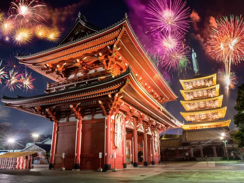 Auf unserer Silvesterreise durch Japan starten wir mit einem bunten Feuerwerk beim Sensoji Tempel in das neue Jahr