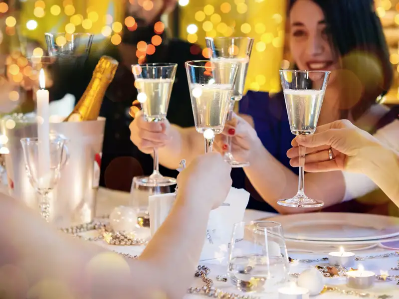 Zum Abschluss unserer Silvesterreise stoßen wir zusammen mit anderen Studiosus-Reisenden auf das neue Jahr an!