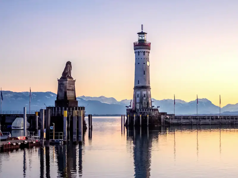Auf unserer Silvesterreise zum Bodensee werfen wir einen Blick auf den Hafen von Lindau und genießen dort die letzten Sonnenstrahlen und beobachten, wie die Sonne hinter den Bergen verschwindet