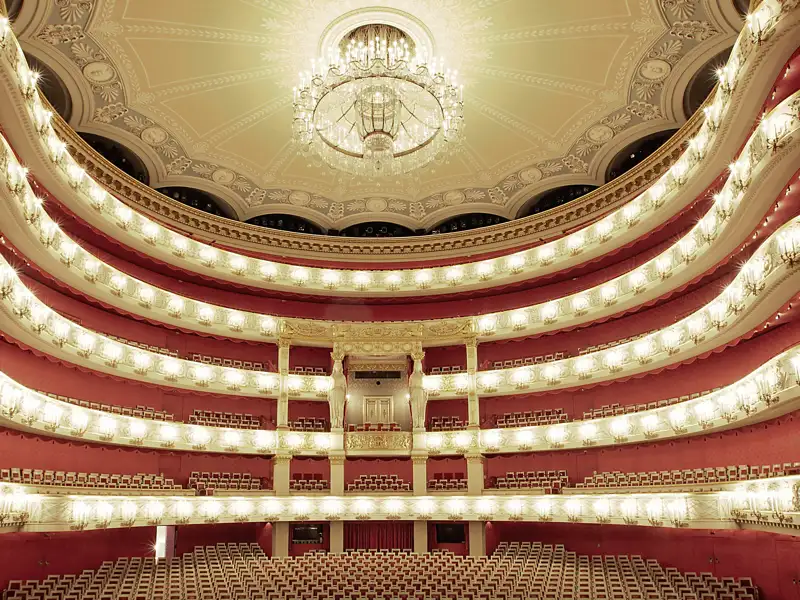 Auf unserer Gruppenreise durch München besichtigen wir das Nationaltheater und seine atemberaubende Architektur