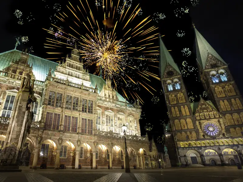 Wir starten mit einer fantastischen Nachtansicht des Bremer Rathauses und des Bremer Doms mit Feuerwerk ins neue Jahr!