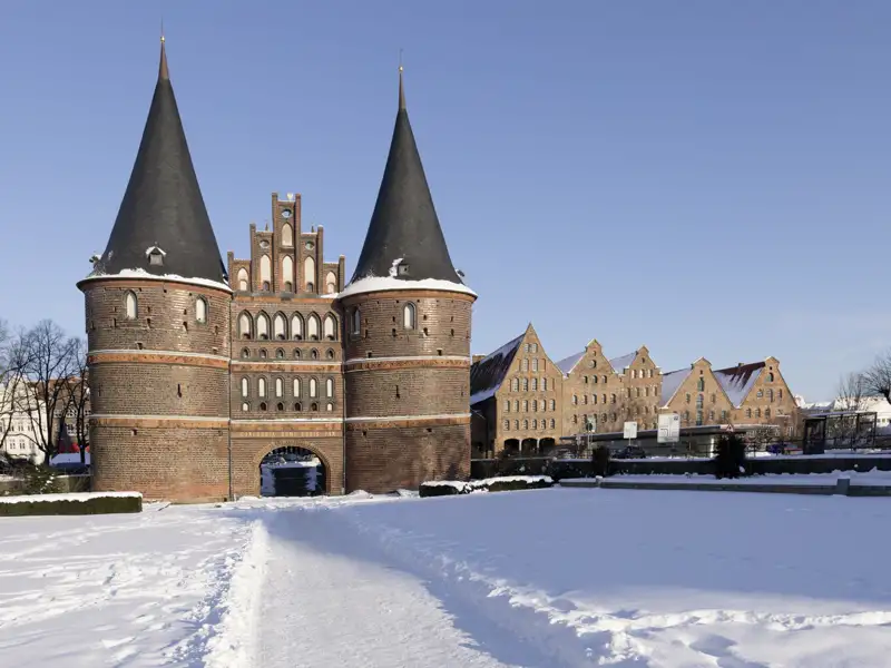 Erleben Sie die Winteransicht des Holstentors in Lübeck auf Ihrer Gruppenreise.