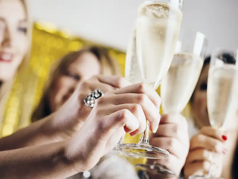 Zusammen stoßen wir auf unserer Silvesterreise nach Wiesbaden auf das neue Jahr an