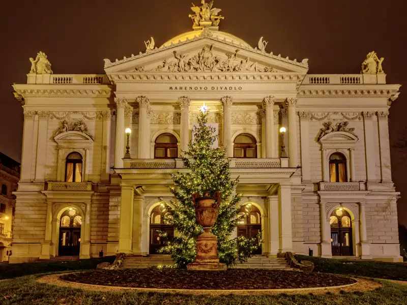 Wir bewundern den alten Stil des Mahen-Theaters in Brünn und die Gruppe erfährt einiges über die Hintergründe und den Bau des Theaters