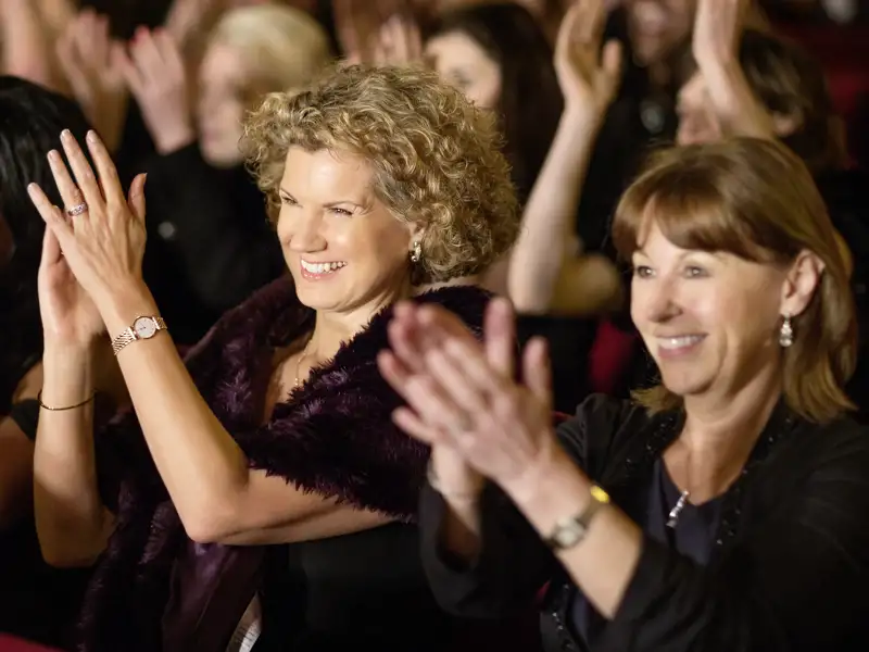 Genießen Sie ein spektakuläres Stück im Theater auf Iher Eventreise