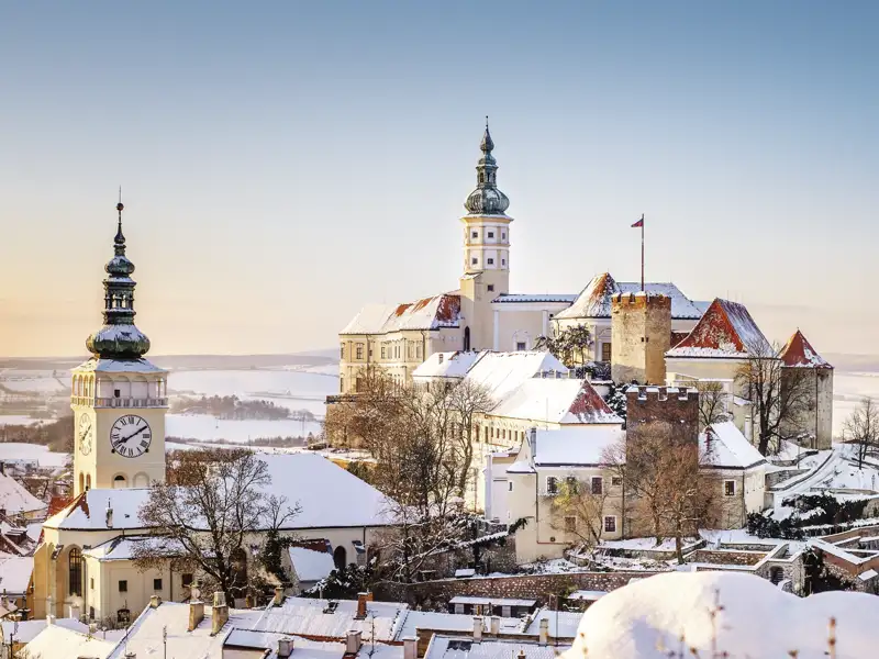 Auf unserer Silvesterreise nach Brünn besichtigen wir das Mikulov Castle in Tschechien. Wenn wir Glück haben, spielt das Wetter mit und der Schnne glitzert auf dem Dach des Schlosses, wo die letzten Sonnenstrahlen langsam hinter verschwinden