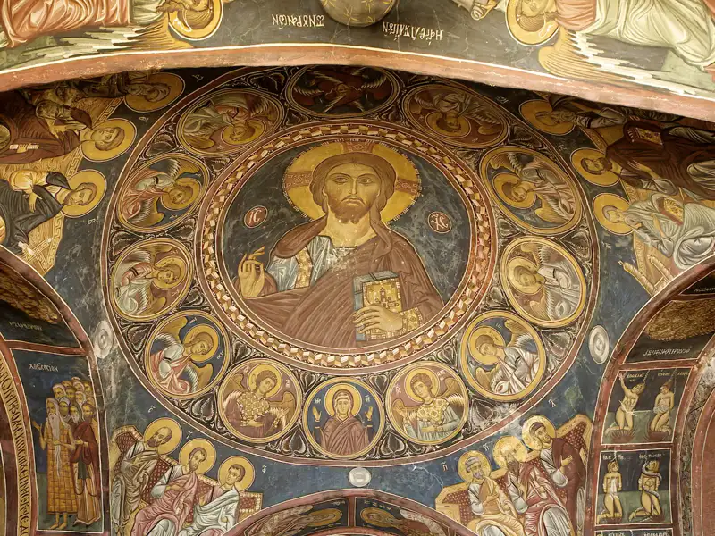 Auf unserer Stududiosus Gruppenreise besuchen wir die Scheunendachkirche Panagia Forviotissa in Asinou im Troodos Gebirge auf Zypern und bewundern alte Wandmalereien