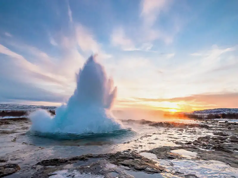 Auf unserer Reise nach Island bestaunen wir den Geysir Strokkur, der  in regelmäßigen Abständen ausbricht.