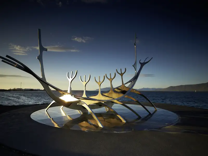 Auf unserer Gruppenreise nach Island werden Sie mit Ihrem Reiseleiter und der Gruppe beim Spaziergang durch Reykjavik auch am Wahrzeichen der Stadt, der Skulptur "Sun Voyager" (in der Landessprache: "Sólfar"), vorbeikommen.