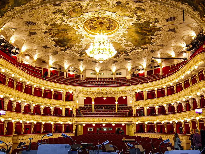 Das von der deutschen Bevölkerung in Prag gegründete "Neue deutsche Theater" wie es anfangs hieß, umfasst ca. 1000 Plätze.