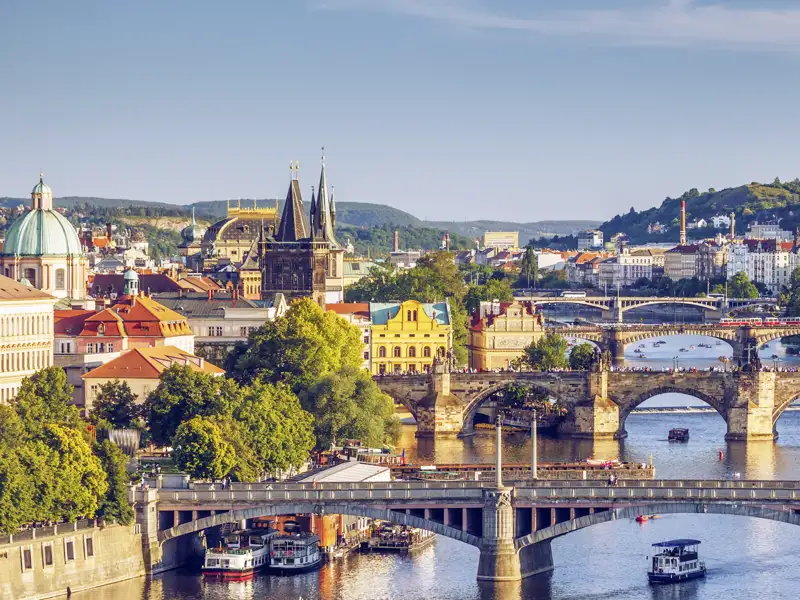 Bei Ihrer Reise nach Prag können Sie sich auf das Panorama mit Blick auf die Moldau, die Karlsbrücke und die historischen Bauten am Ufer freuen.