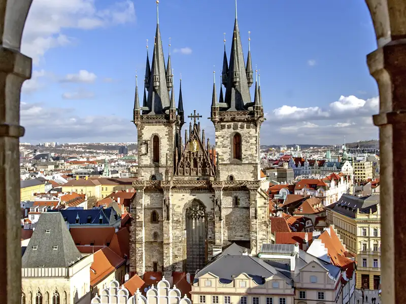 Ein Blick auf die gotische Teynkirche, ein Höhepunkt der Stadtführung durch die Prager Altstadt, die als Leistung in der Reise inkludiert ist.