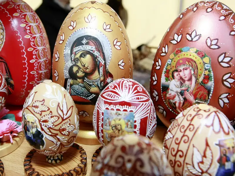 Traditionelle, handbemalte Ostereier mit Ikonen-Malerei, die als Merkmal unserer Reise die lokale Kultur und das Kunsthandwerk repräsentieren.