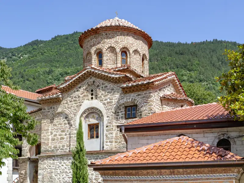 Die Hauptkirche des Batschkowo-Klosters, ein Besichtigungspunkt der Reise, zeigt byzantinische Architektur mit einer Kuppel und roten Ziegeldächern.