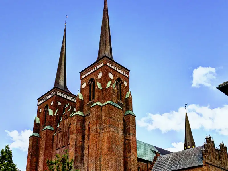 Die roten Backsteintürme des Doms zu Roskilde, ein im Reiseverlauf vorgesehener Besichtigungspunkt.