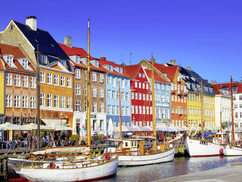 Gemeinsam entdecken wir auf dieser Städtereise nach Kopenhagen die dänische Gelassenheit, wie hier im hübschen Stadtviertel Nyhavn.