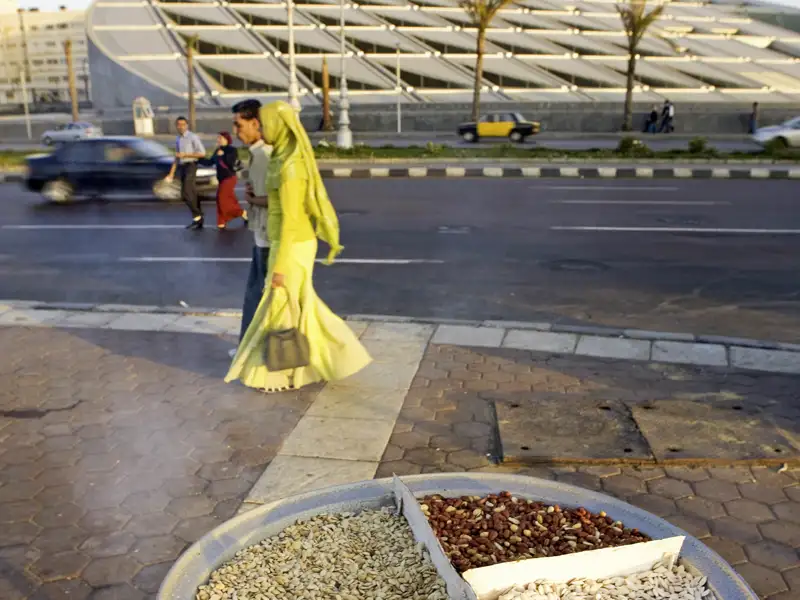 Einheimische vor der Bibliotheca Alexandrina in Alexandria, deren Besichtigung als Leistung im Reiseverlauf enthalten ist, um das moderne Ägypten kennenzulernen.