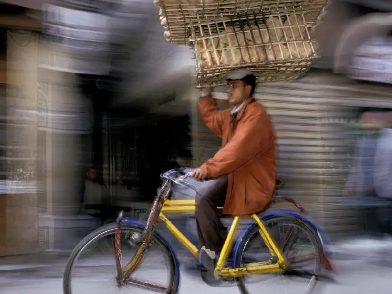 In den engen Gassen der Altstädte von Ägypten sind die Transportmittel nicht immer konventionell! Brötchenservice auf Ägyptisch - auf unserer Reise lernen wir Land und Leute näher kennen.