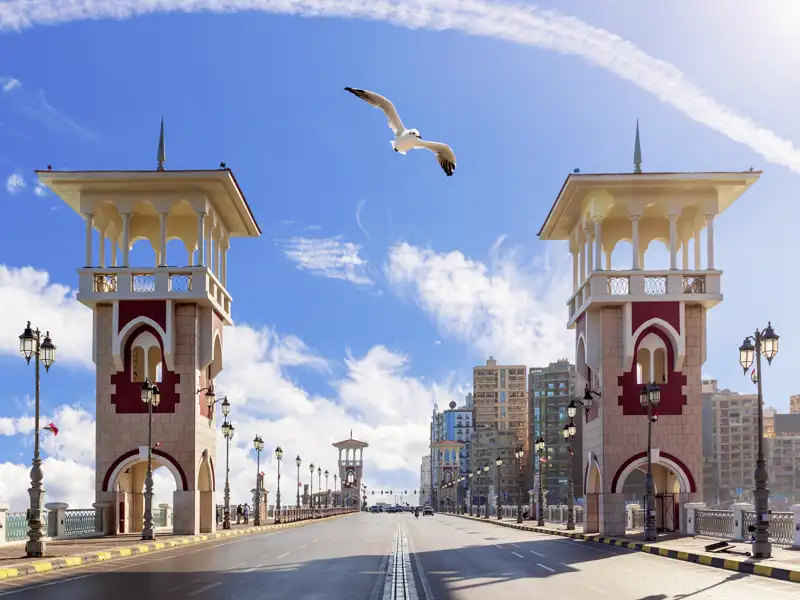 Die Türme der Stanley-Brücke in Alexandria, ein Highlight einer Ägypten-Reise, bei strahlend blauem Himmel.