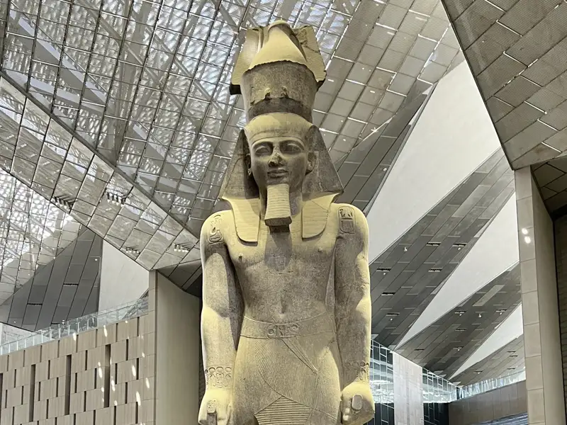 Auf unserer Reise besuchen wir das im Neuen Ägyptischen Museum (GEM) in Kairo.und erfahren die Hintergründe der Ramses Statue.
