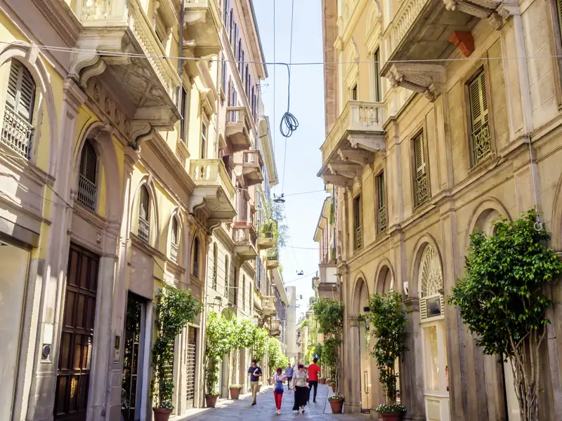 Auf unserer Rundreise mit Studiosus spazieren wir durch die Gassen des Brera Viertels in Mailand. Ein Highlight jeder Gruppenreise nach Italien.