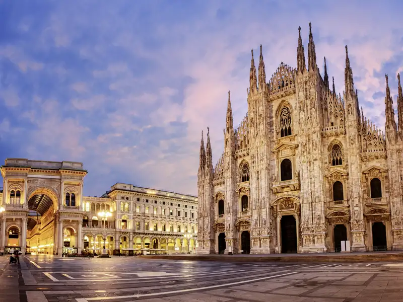 Bestaunen Sie die gotische Fassade des Mailänder Doms und die Galleria Vittorio Emanuele II auf dem Domplatz bei Sonnenuntergang auf Ihrer kultimer Eventreise.