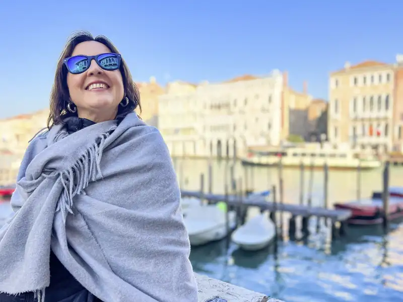 Auf unserer Gruppenreise nach Venedig genießen wir die Sonne am Kanal, während einer Erkundung der malerischen Wasserstraßen der Stadt.