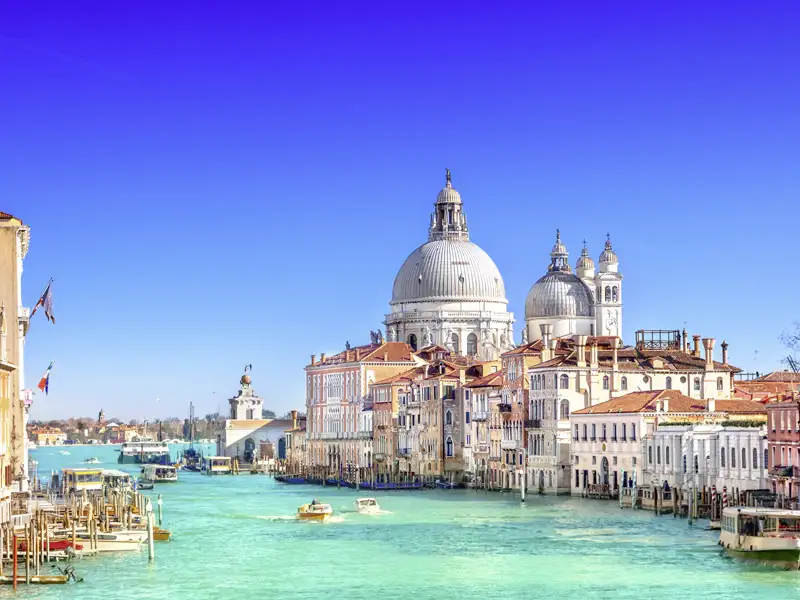 Venedig erleben in kleiner Gruppe auf der Studiosus-Reise smart&small: Kleine, winkelige Gassen liegen ebenso auf unserem Weg wie prachtvolle Ausblicke - zum Beispiel auf den Canal Grande und die Kirche Santa Maria della Salute.