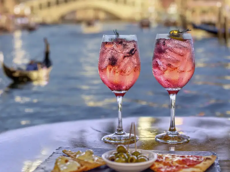 Es gibt viel zu sehen in Venetien – doch auf unserer Rundreise bleibt auch immer Zeit für eine Pause im Café und auf der Piazza, um dem Alltag zuzuschauen.