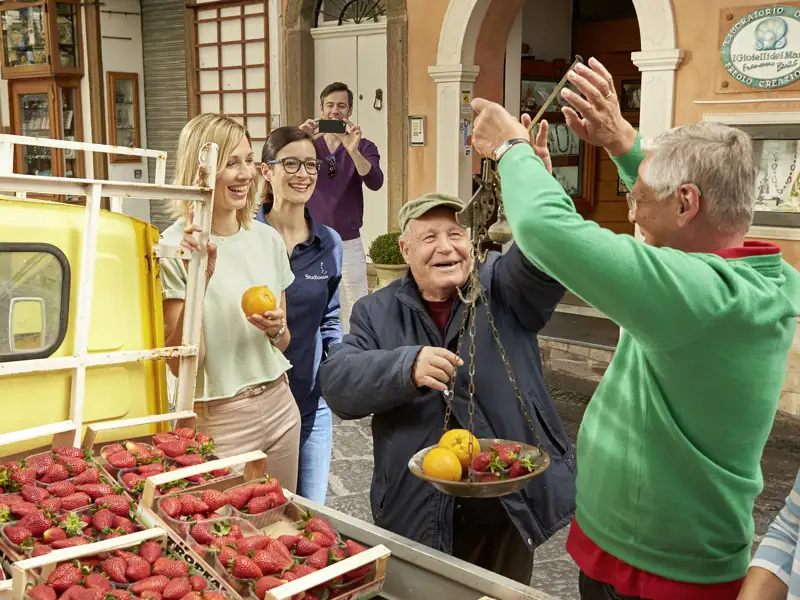 Auf unserer umfassenden Rundreise durch Sizilien haben wir Gelegenheit, das bunte Treiben auf den Märkten hautnah mitzuerleben.