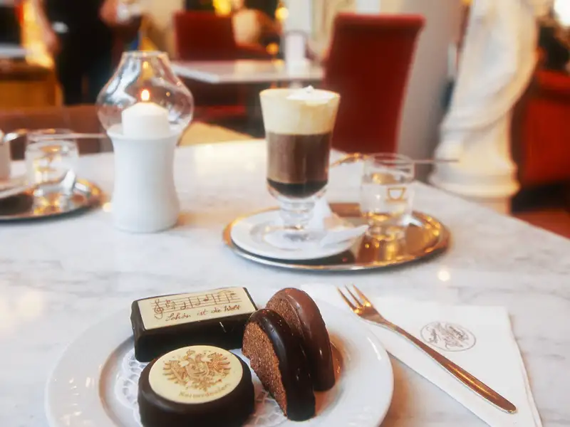 Probieren Sie den köstlichen Zaunerstollen im traditionellen Cafehaus auf unserer Städereise mit Studiosus