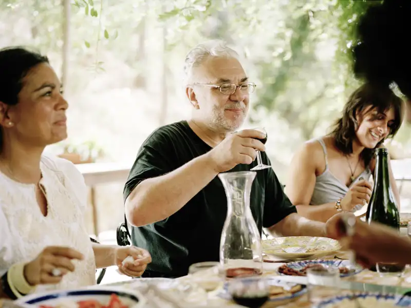 Auf unserer Gruppenreise mit Studiosus genießen wir gerne geimnsame Mittagessen und Verkosten lokalen Wein. Eine gute Möglichkeit Ihre Mitreisenden besser kennenzulernen und unvergessliche Erinnerungen auf Ihrer Rundreise zu formen.