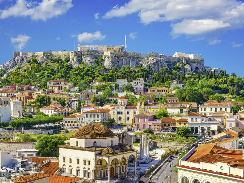 Auf unserer Gruppenreise mit Studiosus bewundern wir den Panoramablick auf die Akropolis und die Altstadt von Athen. Die antiken Wunder sind ein Highlight jeder Rundreise durch Griechenland.