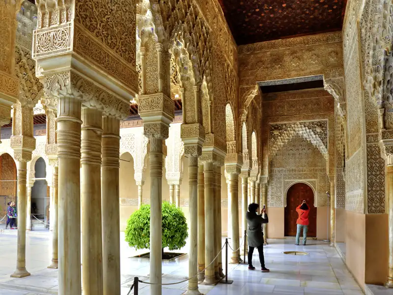 Auf der Gruppenreise nach Andalusien bewundern wir den Löwenhof, auch "Court of the Lions" genannt, in der Gegend Alhambra